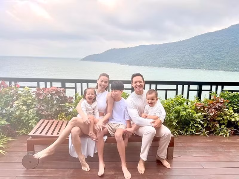 Kim Lý - Hồ Ngọc Hà đưa các con đi nghỉ dưỡng.