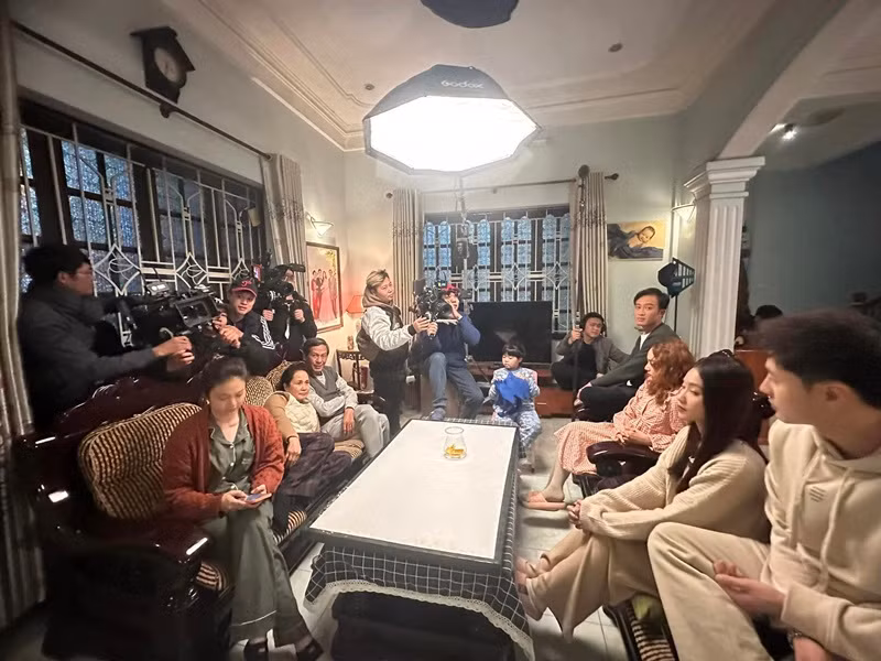 Nghệ sĩ Lan Hương cùng đoàn làm phim "Nhà có ba nàng dâu" quay phim xuyên đêm dịp Tết Dương lịch.