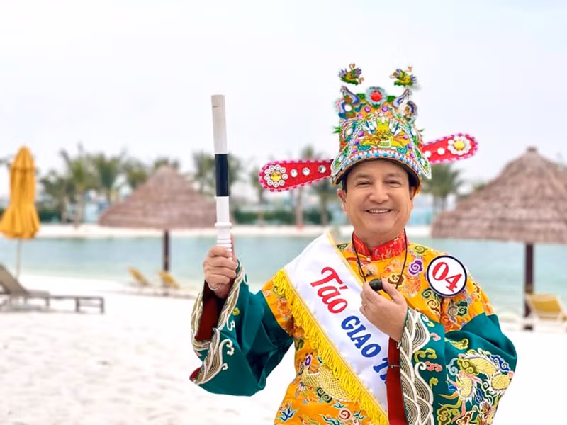 Mới đây, nghệ sĩ Chí Trung chia sẻ hình ảnh đeo dải băng ghi Táo Giao thông đồng thời viết: "Yêu cầu tất cả cho xe máy xuống lòng đường kẻo vỡ hết đá 70 tuổi của tôi bây giờ… Nhanh!".
