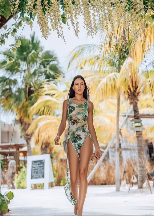 Gabriela năm nay 21 tuổi, đăng quang cuộc thi Hoa hậu Hoàn vũ Curacao 2022.
