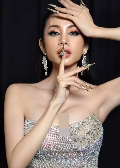 Lương Mỹ Kỳ làm ngực ở Việt Nam. Sau đó, chân dài trải qua ca đại phẫu ở Thái Lan.