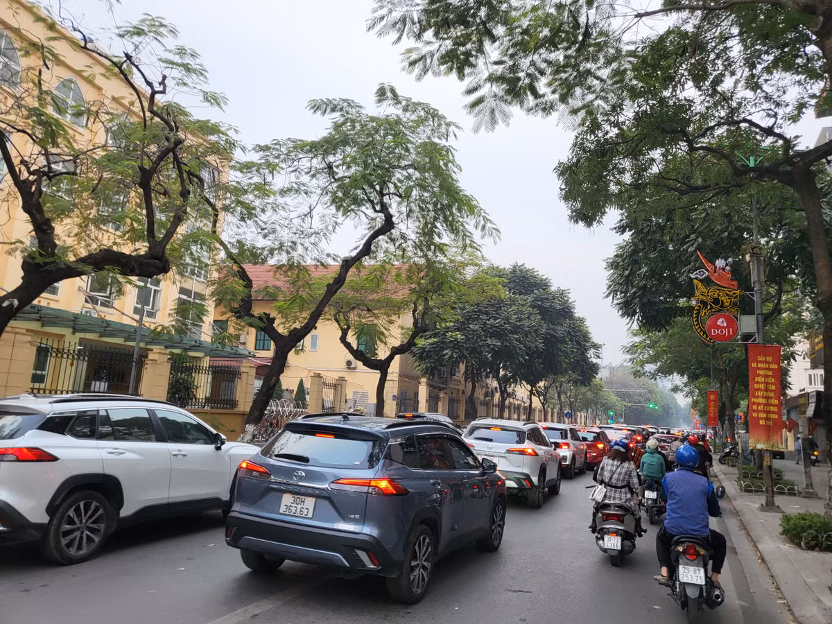 Với nhiều người dân thủ đô, sau khi sáng mùng 1 dành để thăm hỏi, chúc tết gia đình đến chiều mùng 1 sẽ tới các điểm di tích, các khu vực đền, chùa để lễ bái nên thời điểm này áp lực giao thông tại các điểm trên tăng rất cao. Hi vọng rằng trong ngày đầu năm mới chính quyền địa phương nơi có các điểm di tích, đền, chùa sẽ có phương án tăng cường để đảm bảo giao thông thông suốt, cùng với đó những người dân khi đến các khu vực này nếu tình hình giao thông tăng cao nên có phương án tính toán đổi lộ trình phù hợp để tránh ùn tắc cục bộ./.
