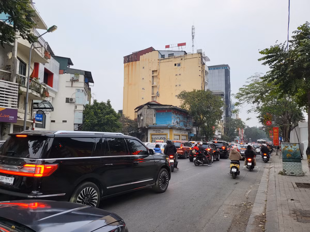 Tình hình áp lực giao thông tăng cao đã khiến cho một số người không thể vào được khu di tích này để xin chữ đầu năm nên cũng đành bỏ cuộc.