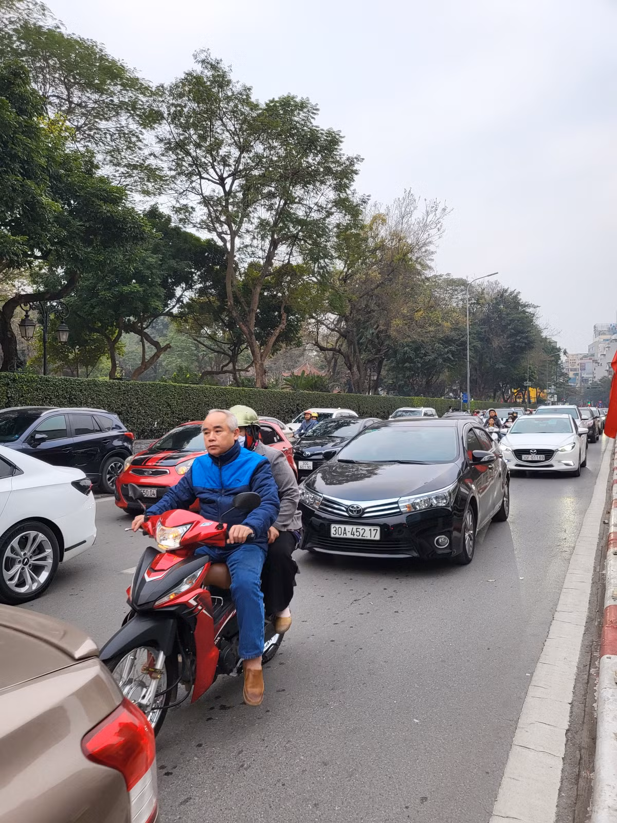 Cũng theo ghi nhận của phóng viên, tại một số đền…. trên địa quận Ba Đình cũng có rất đông người tới cầu tài, cầu lộc. Các tuyến đường xung quanh khu vực này như:…. Áp lực giao thông cũng tăng cao. Nhiều người tỏ ra khá mệt mỏi khi di chuyển qua khu vực này.