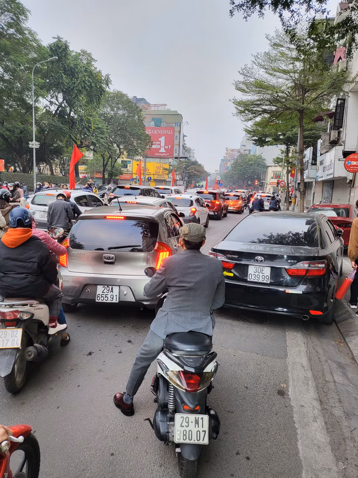 Chia sẻ với phóng viên nhiều người dân cho biết, họ đến văn miếu để khai bút, xin chữ.