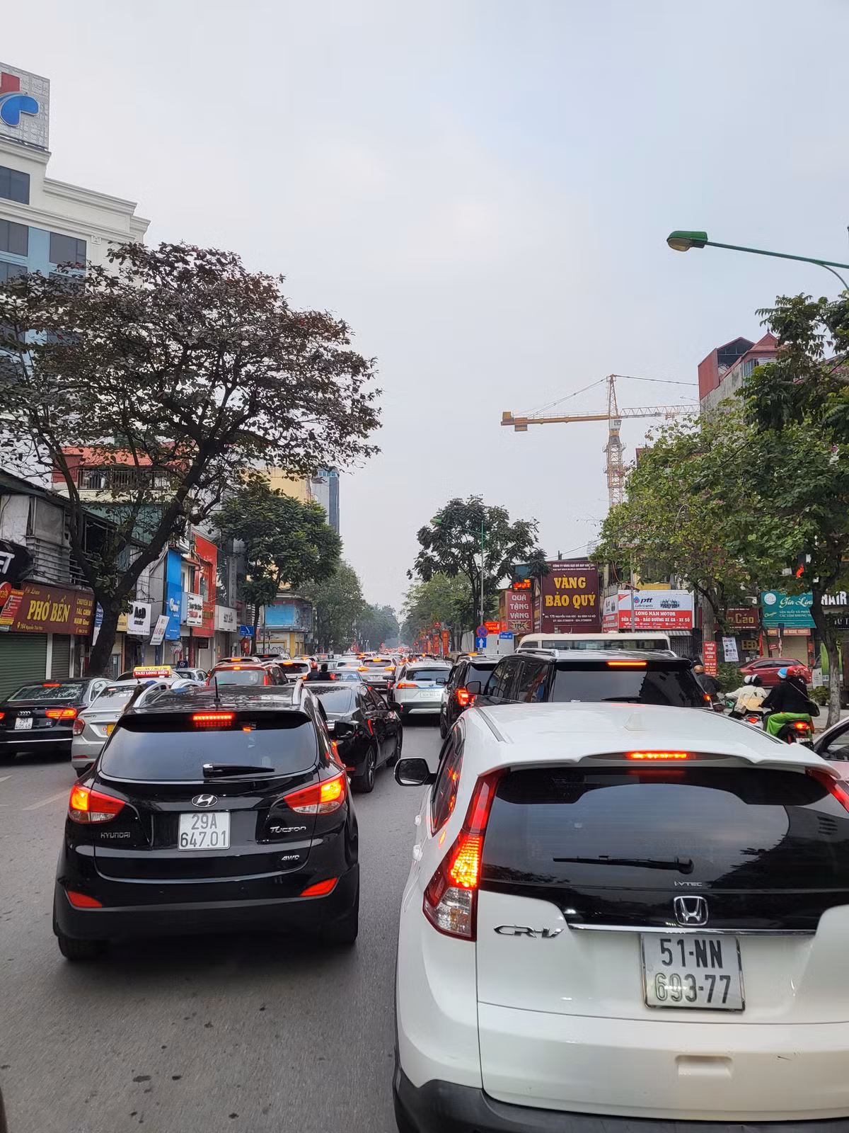 “Thường ngày mùng 1 em sẽ cùng bố mẹ đến Văn Miếu để khai bút và xin chữ, cầu cho một năm việc học hành được hanh thông, thuận lợi” Em Ngọc Tuấn, ở phố Kim Mã, quận Ba Đình đang là sinh viên năm 2, Học viện Báo chí và Tuyên truyền chia sẻ.