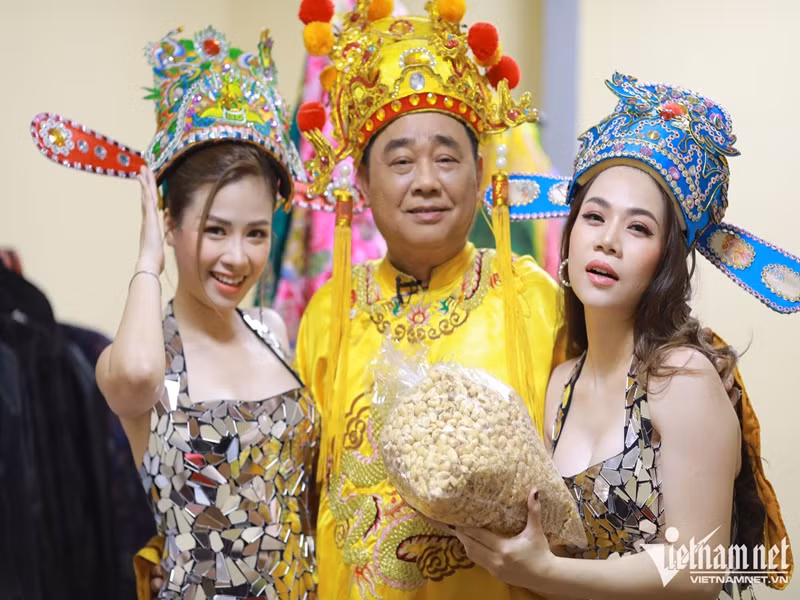 Mới đây, Mỹ Dung và Dương Hoàng Yến gây chú ý khi có mặt ở hậu trường buổi ghi hình đầu tiên của Táo Quân 2023. Ảnh: Vietnamnet
