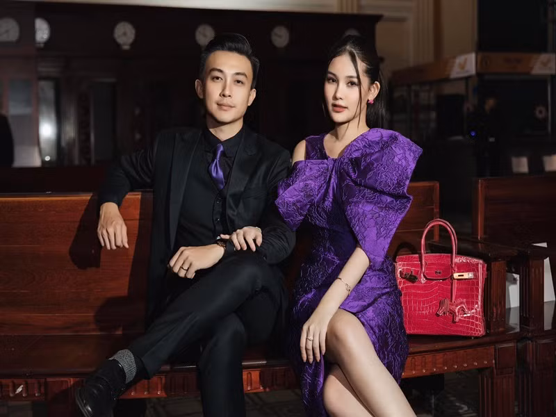 Đôi uyên ương tình tứ khi xuất hiện trước công chúng.