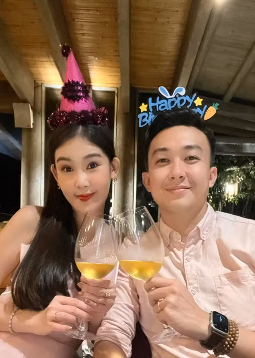 Lê Âu Ngân Anh mặc váy hồng cùng tông với ông xã trong tiệc sinh nhật.