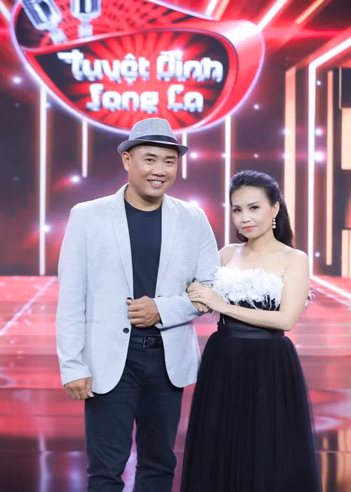 Chồng của Cẩm Ly phải đội mũ che đầu khi quay chương trình.