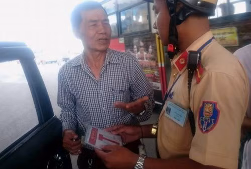Người đàn ông này lý giải, ông không làm trong ngành mà chỉ là lái xe thường xuyên ra vào học viện. Về tấm phù hiệu, ông Trương cho biết, ông mượn của người thân.