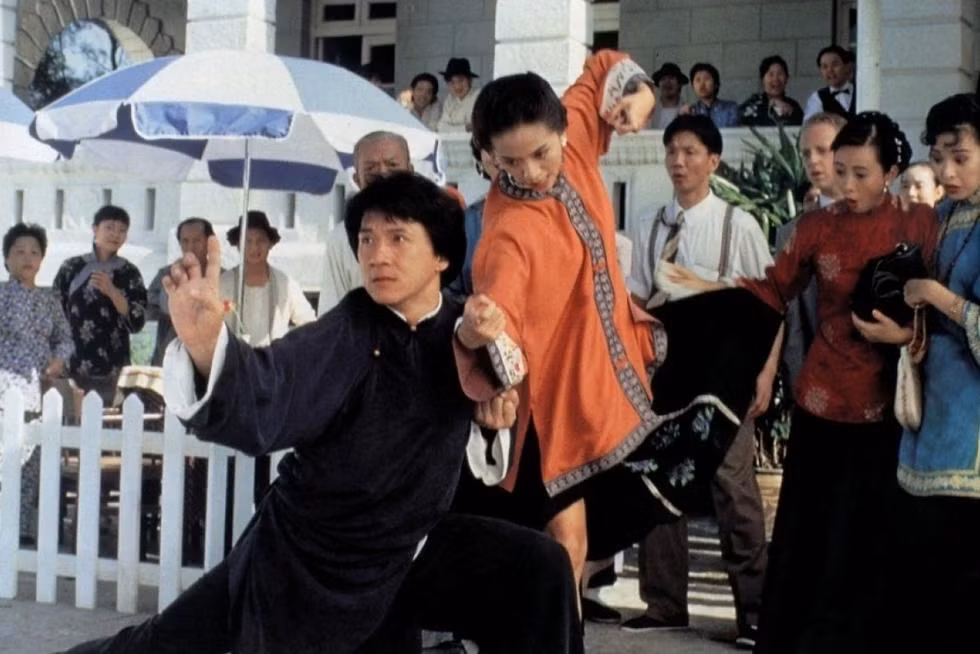 Mai Diễm Phương – Túy quyền 2 (1994) Phim giúp Mai Diễm Phương thử sức với những cảnh giao đấu, sử dụng võ thuật lẫn tấu hài mang đặc trưng dòng phim Thành Long. Diva quá cố vào vai Tiểu Ma, sở hữu tuyệt kỹ võ công nhất thủ quyền cước, dù không thực sự đặc sắc nhưng để lại ấn tượng đặc biệt trong lòng khán giả về một diva hoàn toàn lột xác ở dòng phim hành động, võ thuật.
