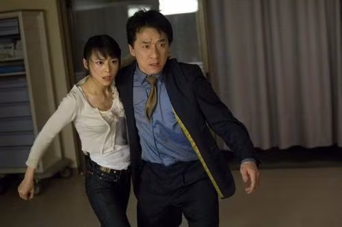 Trương Tịnh Sơ – Giờ cao điểm 3 (2007) Trong bom tấn Hollywood này, Trương Tịnh Sơ chính thức trở thành một “Thành nữ lang”. Trong phim cô có nhiều cảnh hành động khiến người hâm mộ bất ngờ và bắt đầu thay đổi suy nghĩ về một nữ diễn viên yểu điệu thục nữ nhưng ẩn chứa khí chất của một đả nữ.