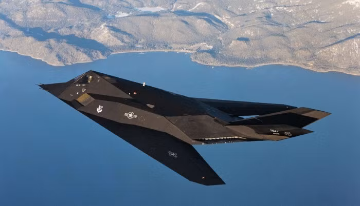 Ngày 18/6/1981 chiếc F-117 Nighthawk “chim ưng đêm” thực hiện chuyến bay đầu tiên, mở ra kỷ nguyên của những chiến đấu cơ tàng hình. (Ảnh: lockheedmartin)