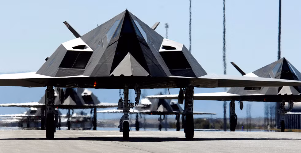 Thiết kế khí động học kỳ di của F-117 là nhằm làm tán xạ sóng radar từ đó giúp nó khó bị phát hiện hơn bằng các biện pháp trinh sát điện từ. (Ảnh: kinja-img)