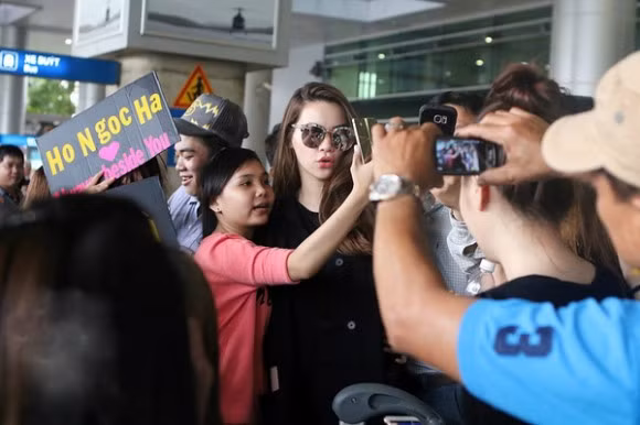 Cô vui vẻ chụp hình với các fan của mình.