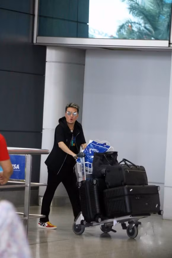 Đàm Vĩnh Hưng và Hà Hồ ngạc nhiên khi các fan tụ tập đón anh khá đông ở sân bay Tân Sơn Nhất.