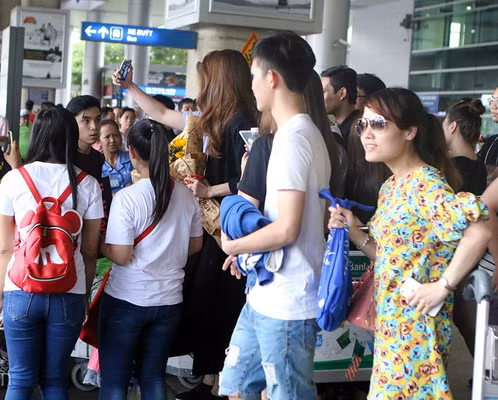 Dù khá mệt mỏi sau chuyến bay dài nhưng cả người đẹp Hồ Ngọc Hà và Mr. Đàm đều rất hớn hở và bất ngờ khi khá đông fan ra sân bay đón mình.