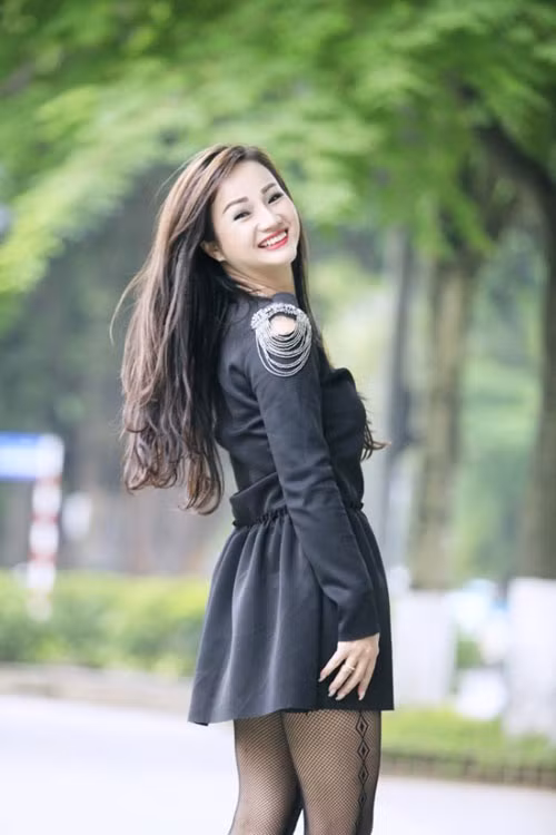 Đặc biệt nhất là "bà ngoại U40" Đào Lan Hương sở hữu nhan sắc cực kỳ quyến rũ, không hề có dấu hiệu của tuổi tác.