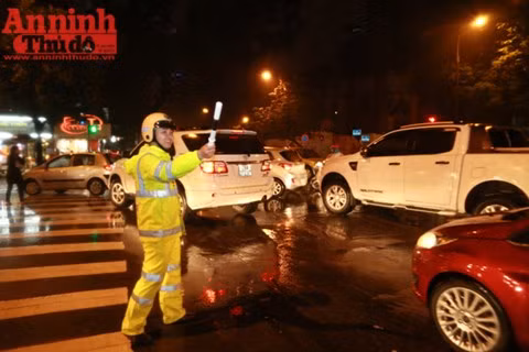 Được biết, từ nay cho đến dịp Tết Nguyên đán và các lễ hội đầu năm 2017 trên địa bàn Hà Nội, lãnh đạo Công an Thành phố đã chỉ đạo bố trí tăng cường 200 CSCĐ phối hợp với lực lượng CSGT làm nhiệm vụ điều khiển giao thông trong giờ cao điểm tập trung chủ yếu vào công tác hướng dẫn, phân luồng, vận động người tham gia giao thông chấp hành nghiêm các quy định về trật tự ATGT, trật tự đô thị, xử lý kịp thời các nguyên nhân dẫn đến ùn tắc giao thông và tai nạn giao thông.