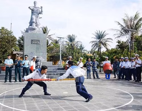 Dưới chân Tượng đài Hưng Đạo Vương Trần Quốc Tuấn, Tết thượng võ của cán bộ, chiến sĩ đảo Nam Yết diễn ra sôi nổi.