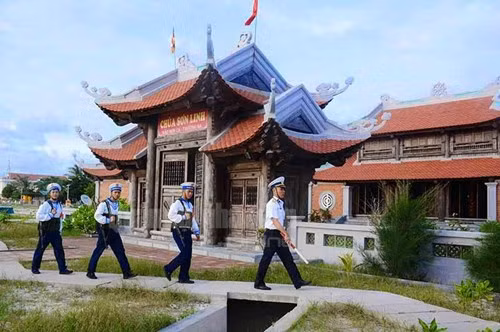 Cán bộ, chiến sĩ đảo Sơn Ca tuần tra giữ yên bình cho đảo nhỏ.