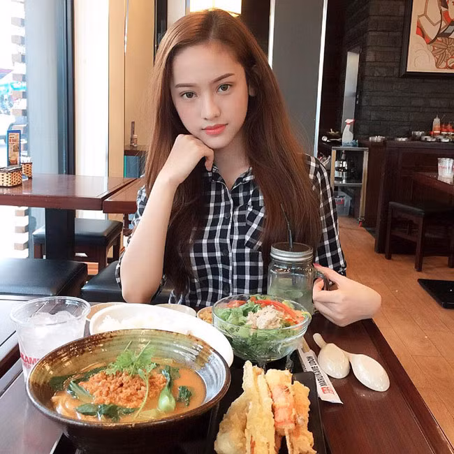 Tháng 10/2016, sau hàng loạt tin đồn tự tử, Thúy Vi tái xuất với dung mạo hoàn toàn khác: vòng một khủng, mí mắt sưng vù và chiếc cằm rất Tây.