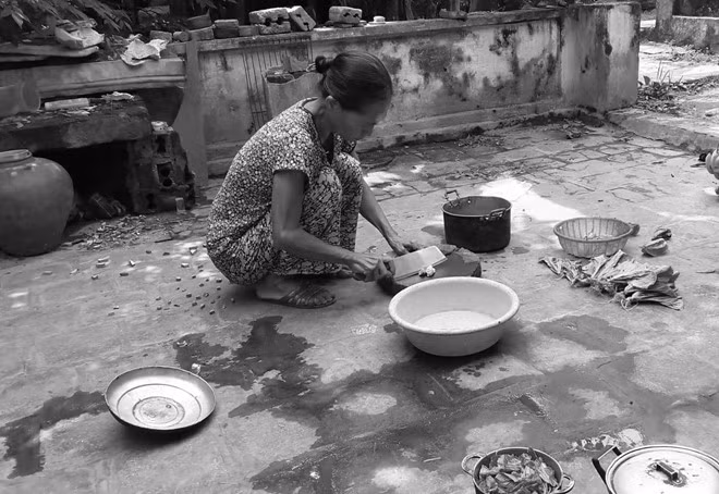 Bà Huệ năm nay bước sang tuổi 65, không còn khả năng lao động, sức khỏe yếu ớt. Tuổi đôi mươi, bà Huệ từng đi dân công ở khắp các huyện miền núi Ngọc Lặc, Lang Chánh...