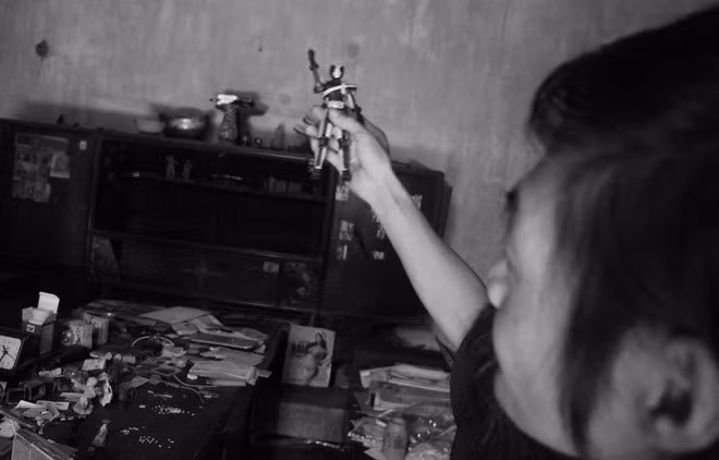 Thanh niên này còn "làm bạn" với những món đồ trẻ con vứt đi.