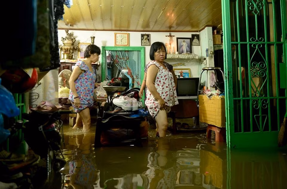 Trong đợt triều cường lớn nhất năm này các tuyến đường ngập Huỳnh Tấn Phát, Trần Xuân Soạn (quận 7), các tuyến đường ngập nhẹ hơn đường Nguyễn Văn Hưởng, Xa Lộ Hà Nội... Ảnh: Lê Quân.