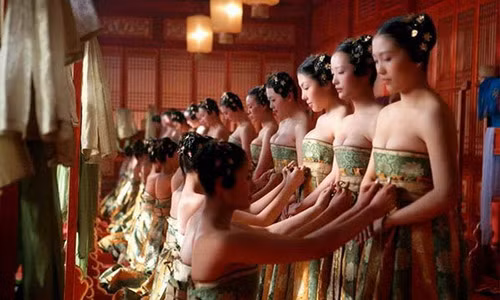 Các cô gái cho đàn ông sờ ngực để tránh bị ma ám.