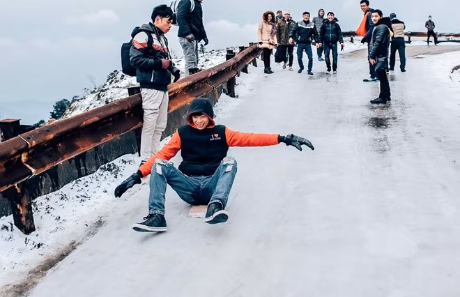 Các bạn trẻ hào hứng nô đùa với trò trượt tuyết.