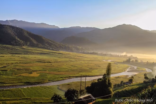Đứng ở chân đèo, du khách đã có thể chiêm ngưỡng những nương ruộng bậc thang chín vàng ở Tú Lệ mờ ảo trong làn sướng sớm.