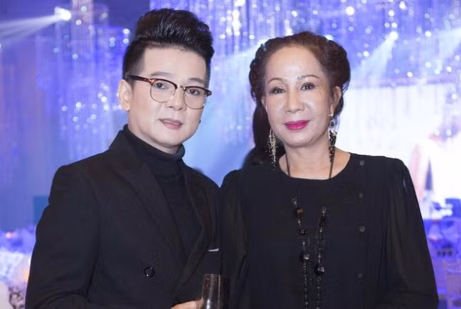 Được biết, vợ ca sĩ Vũ Hà hơn anh 8 tuổi, cô thường xuyên theo anh đi diễn để tiện chăm sóc, tư vấn cho anh. Nam ca sĩ cho biết anh rất tự hào về vợ và sẵn sàng cắt đứt liên hệ với những người chê bai ngoại hình và tuổi tác của cô.