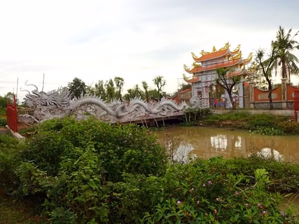 3. Nhà thờ Tổ của Hoài Linh Ngôi nhà thờ Tổ nghiệp của danh hài Hoài Linh nằm bên một con rạch nhỏ tại phường Long Phước, quận 9, TP.HCM. Khu nhà thờ Tổ nghiệp rộng 7.000m2 mang nét cổ kính, xây dựng theo kiến trúc đình đền Bắc Bộ. Kiến trúc sư cũng chính là một nghệ nhân xứ Bắc - anh Năm, Anh đã vào trong miền Nam nhiều tháng nay để chỉ đạo đội thợ xây dựng ngôi nhà Tổ nghiệp của Hoài Linh. Danh hài Hoài Linh đã dành tâm huyết cả đời mình để xây dựng ngôi nhà thờ Tổ nghiệp, là nơi để giới nghệ sĩ khắp nơi đến chiêm bái, bày tỏ lòng biết ơn đối với người đã khai sáng ra nghệ thuật sân khấu. Bên trong khuôn viên nhà thờ, danh hài Hoài Linh còn cho đúc 100 bức tượng sáp như người thật - những nghệ sĩ đã trọn đời cống hiến cho sân khấu Việt như NSND Phùng Há, NSND Bảy Nam, NSND Kim Cương, NSND Hồng Vân, NSƯT Kim Ngọc, NSƯT Thanh Kim Huệ…