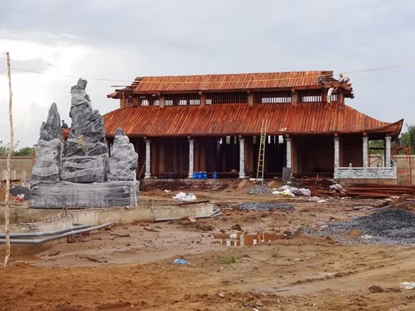Hòn đá "Phụ Tử" được đặt ngay ngắn ở sân trước. Mặt trước có khắc chữ "Tâm", mặt sau là chữ "Đạo". Hiện tại, hòn đá vẫn chưa được tháo bao nylon và chỉ khai quang đúng vào ngày mừng nhà thờ Tổ nghiệp hoàn thành.