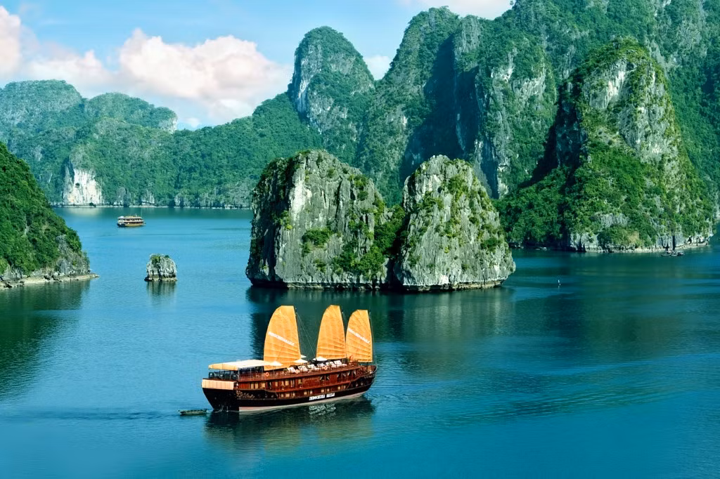 Từ xưa, Hạ Long đã được đại thi hào dân tộc Nguyễn Trãi mệnh danh là "kỳ quan đất dựng giữa trời cao”.
