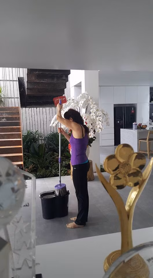 Căn biệt thự trắng sang trọng được bài trí theo tông màu trắng - đen sang trọng đúng với gu của nữ ca sĩ
