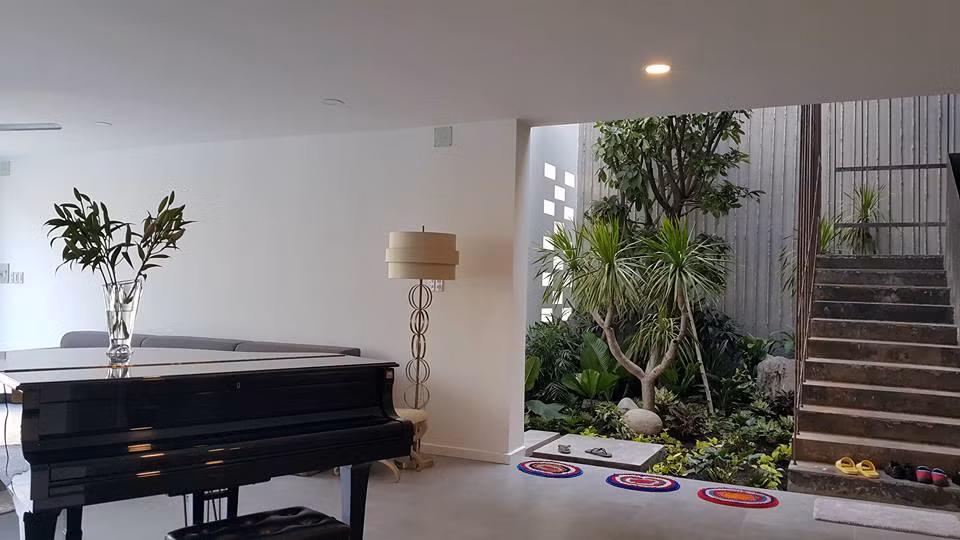 Mẹ Hồ Ngọc Hà (59 tuổi) là một người con gốc Huế. Tính cách con gái Huế chịu thương, chịu khó nên dù bây giờ đã có cuộc sống khá dư dả nhưng bà vẫn yêu thích tự tay chăm sóc, làm việc nhà. Hàng ngày, bà đều tranh thủ những phút rảnh rỗi để dọn dẹp nhà cửa, chăm sóc cây cối trong vườn. Hiện nay, bà Ngọc Hương đang sống cùng nữ ca sĩ và bé Su beo ở căn biệt thự trắng triệu đô của Hồ Ngọc Hà tại Nhà Bè, TP.HCM.