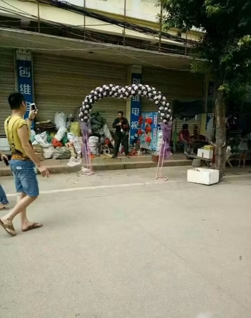 Mới đây, cư dân mạng Trung Quốc đang xôn xao lan truyền hình ảnh của đám cưới kỳ lạ - một đám cưới chứng minh rằng không cần phải có siêu xe, không cần phải rước dâu bằng máy bay, không cần của hồi môn là vài căn biệt thự, vàng đeo đầy người mới có thể nổi tiếng, lên báo, gây xôn xao dư luận.