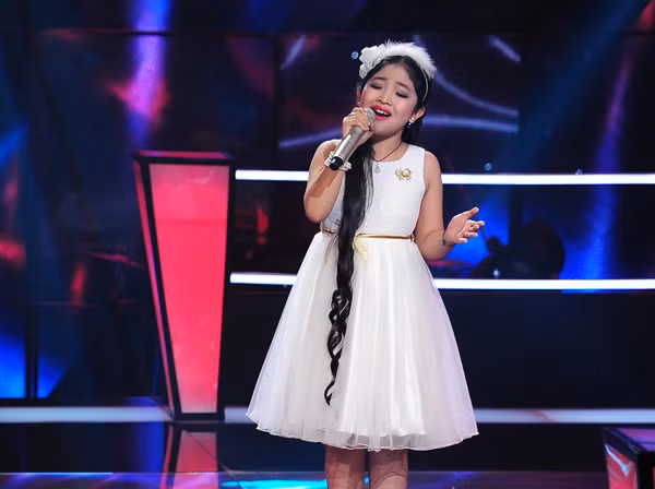 Mái tóc của cô bé dài thậm chí…gần tới đầu gối.