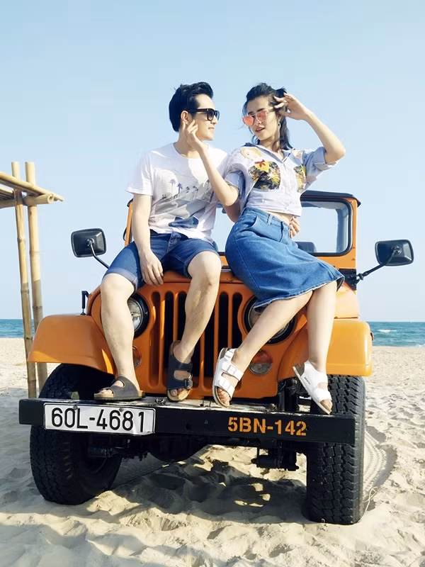 Thời gian này, ngoài việc đảm nhận vị trí HLV Giọng hát Việt nhí 2016, Đông Nhi cũng không quên trở lại cùng âm nhạc với pop ballad sở trường. Ca khúc Trách ai bây giờ vừa ra mắt đã nhanh chóng nhận được sự yêu thích của người hâm mộ.