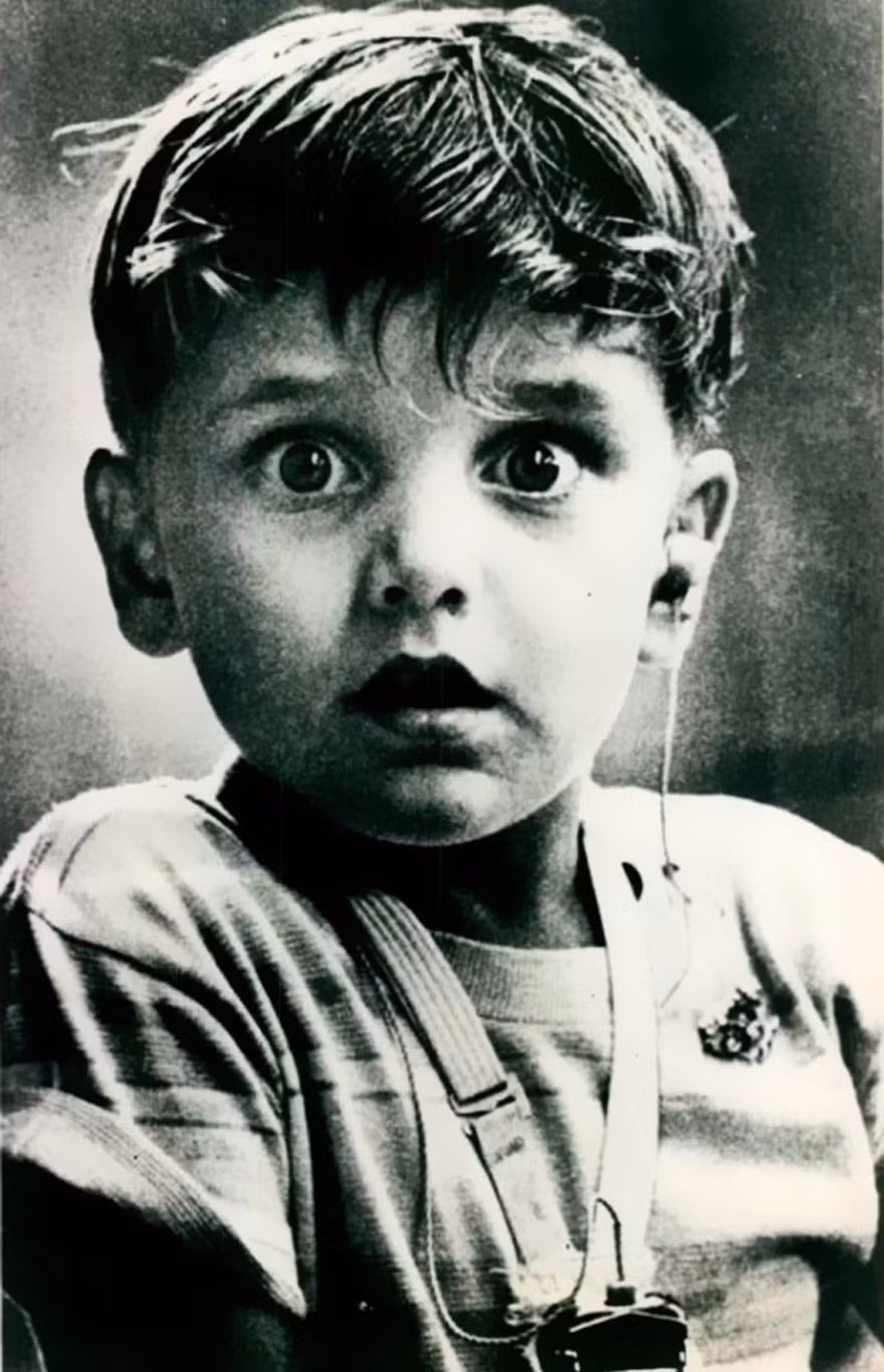 Khoảnh khắc đầu tiên khi em Harold Whittles bị điếc bẩm sinh được nghe máy trợ thính. (Nguồn: boredpanda.com)