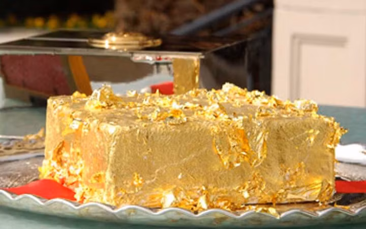 Chiếc bánh kem có trang trí vàng lá 24k ở Thổ Nhĩ Kỳ trị giá 1.000 USD.