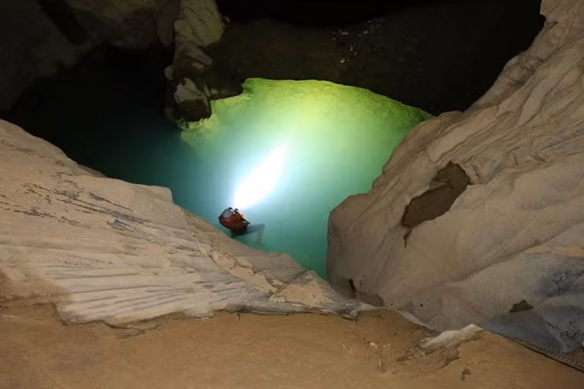 Vượt qua 7 tầng của hang Địa Ngục, lơ lửng trước những hố sâu trơn trượt đến 70-80 m, tầng thứ 8 hiện ra trước mắt Ngũ Hổ là hố nước sâu thẳm, lạnh thấu xương. Đội trưởng Nam Long mặc áo phao lặn dưới hồ nước tìm đường, dò dẫm giữa làn nước buốt da thịt, vách đá bùn dốc.