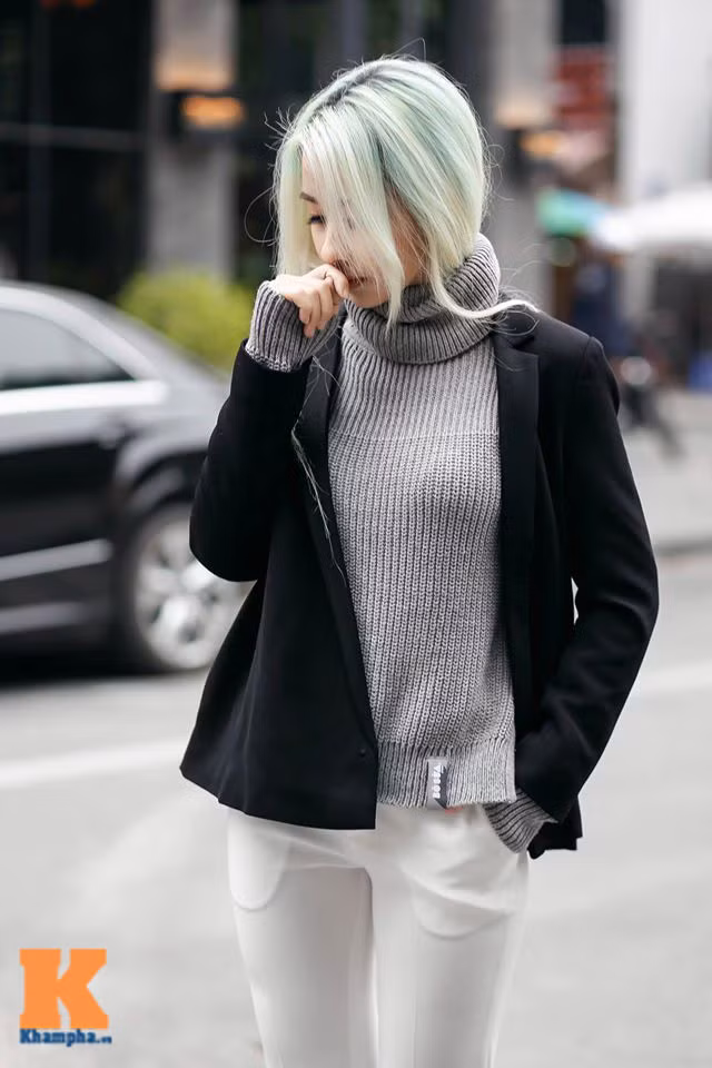 Màu tóc bạch kim ấn tượng là điểm nổi bật của cô nàng khi ra phố.