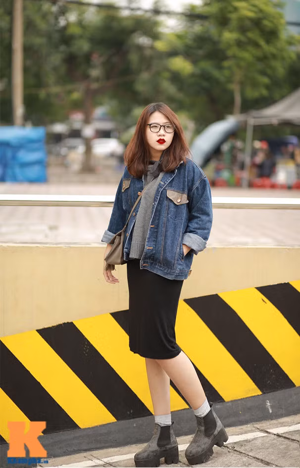 Cô bạn này gây ấn tượng với son môi rượu chát tôn lên làn da trắng ngần và cách phối đồ bụi phủi.