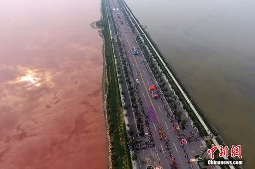 Hiện tượng tảo nở hoa trong hồ đã khiến nước hồ chuyển từ trong vắt sang màu đỏ. Hiện tượng hiếm thấy này đã thu hút rất nhiều người dân địa phương đến chứng kiến tận mắt.