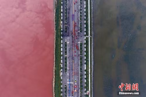 Được biết, hồ muối này có nồng độ muối cực cao và được mệnh danh là “Biển Chết” của Trung Quốc, bởi ai bước xuống hồ cũng đều có thể nằm nổi lềnh bềnh mà không cần khua tay đạp chân. Đây là nơi cung cấp muối cho người dân địa phương suốt 4.000 năm qua.