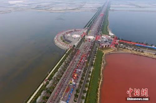 Lanh nguoi voi ho muoi 4.000 nam bien thanh “ho mau“